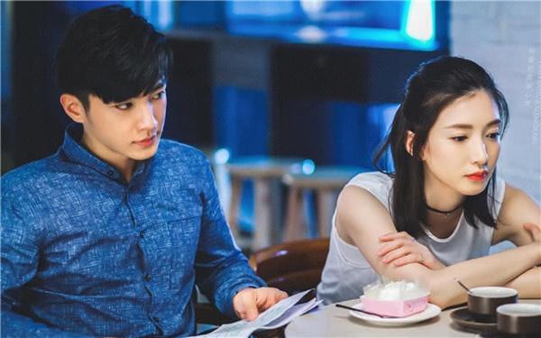 Chiếc ảnh cưới treo trên tường đột ngột bị tuột móc, thứ rơi ra khiến người chồng phải bàng hoàng-1