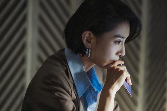 Bắt gặp chồng của đồng nghiệp ôm hôn gái lạ, tôi định vạch trần thì sốc nặng