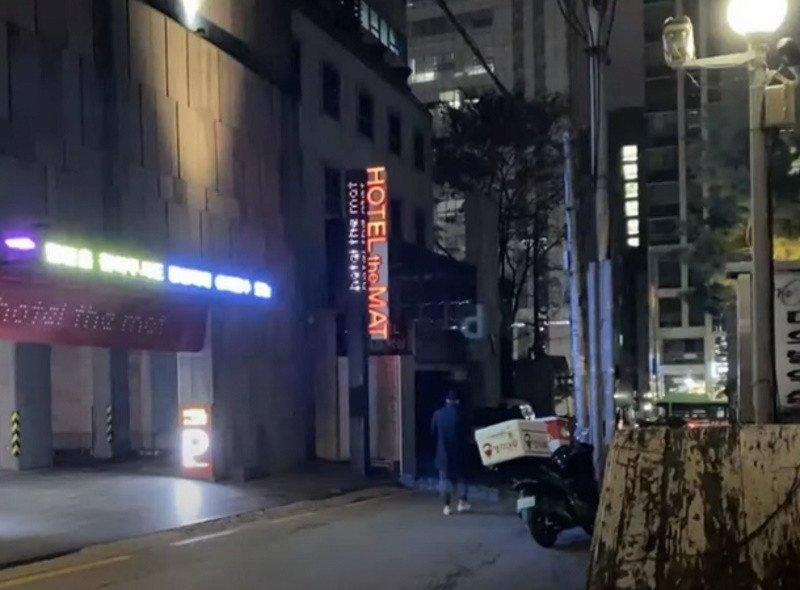 Lộ hình ảnh được cho là chồng trong bóng đêm của Choi Ji Woo-5