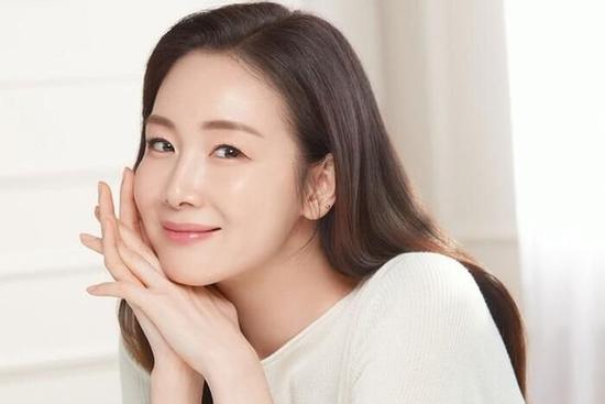 Lộ hình ảnh được cho là 'chồng trong bóng đêm' của Choi Ji Woo