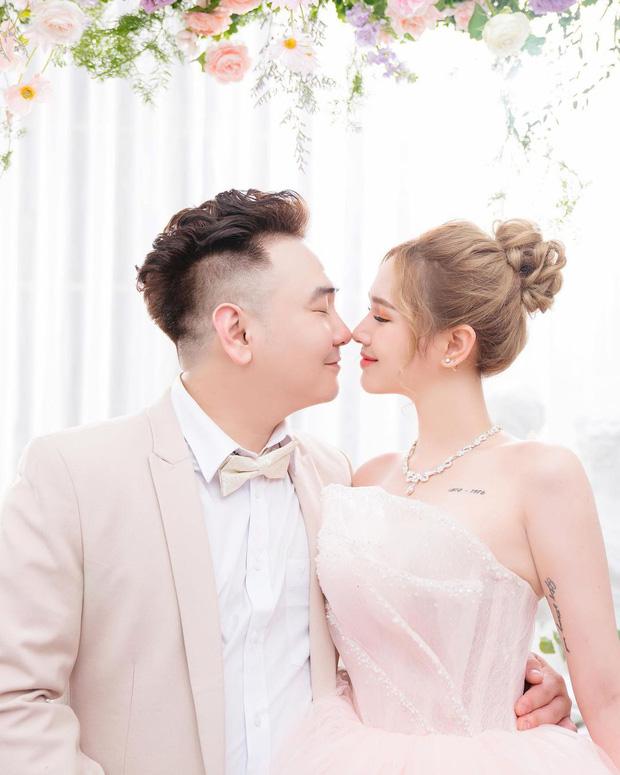 Vợ chồng Xoài Non liên tục check-in với 1001 biểu cảm lầy lội-1