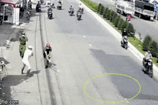 Clip: Thanh niên bảnh bao vào cửa hàng cướp 2 chiếc áo, 1 chân váy... về tặng bạn gái-3