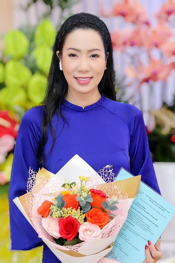 Trái ngược với người em của mình, Á hậu 2 Trịnh Kim Chi có sự nghiệp hoạt động nghệ thuật sôi nổi, nhiều dấu ấn ở khu vực phía Nam. Cô nổi tiếng với vai trò diễn viên phim truyền hình, kịch nói và được phong danh hiệu Nghệ sĩ Ưu tú năm 2015. Thời gian qua, cô còn thành lập, điều hành một sân khấu kịch tại quận 6, TP HCM.