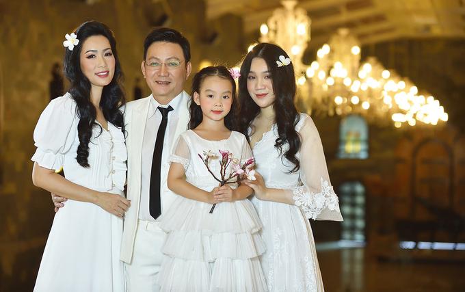 Trịnh Kim Chi có cuộc sống hôn nhân hạnh phúc hơn 20 năm bên doanh nhân Trấn Phương và hai con gái. Đặc biệt, con gái đầu Khánh Ngân thừa hưởng chiều cao, nét đẹp từ mẹ ở tuổi 18. Nhiều khán giả kỳ vọng Khánh Ngân thử sức thi Hoa hậu Việt Nam giống mẹ song cô chưa có ý định.