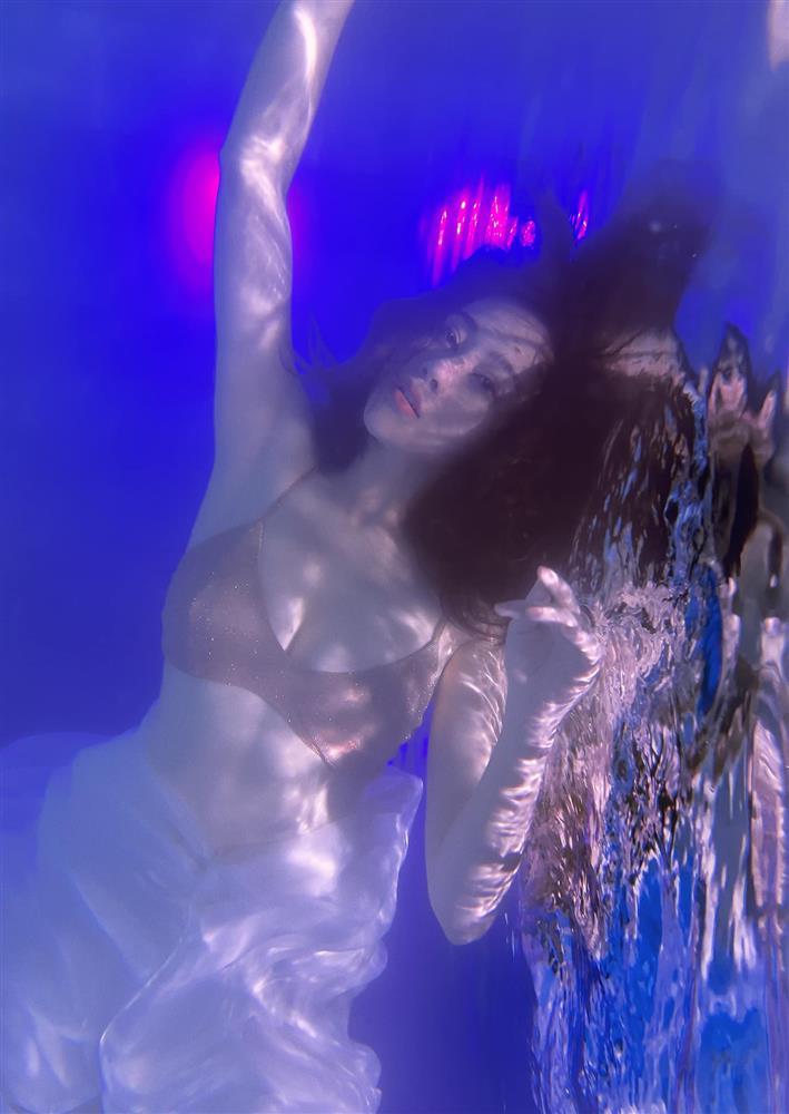 Phương Oanh đóng giả nàng tiên cá ai ngờ lại hóa khúc giò đại dương-2