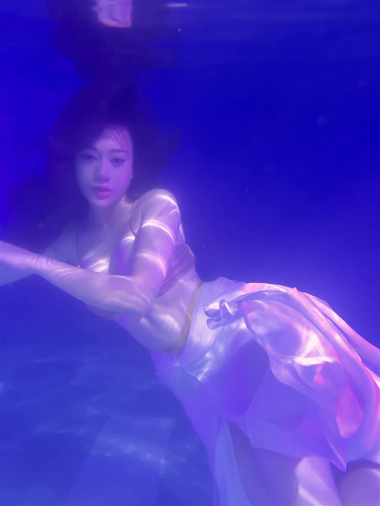 Phương Oanh đóng giả nàng tiên cá ai ngờ lại hóa khúc giò đại dương-6