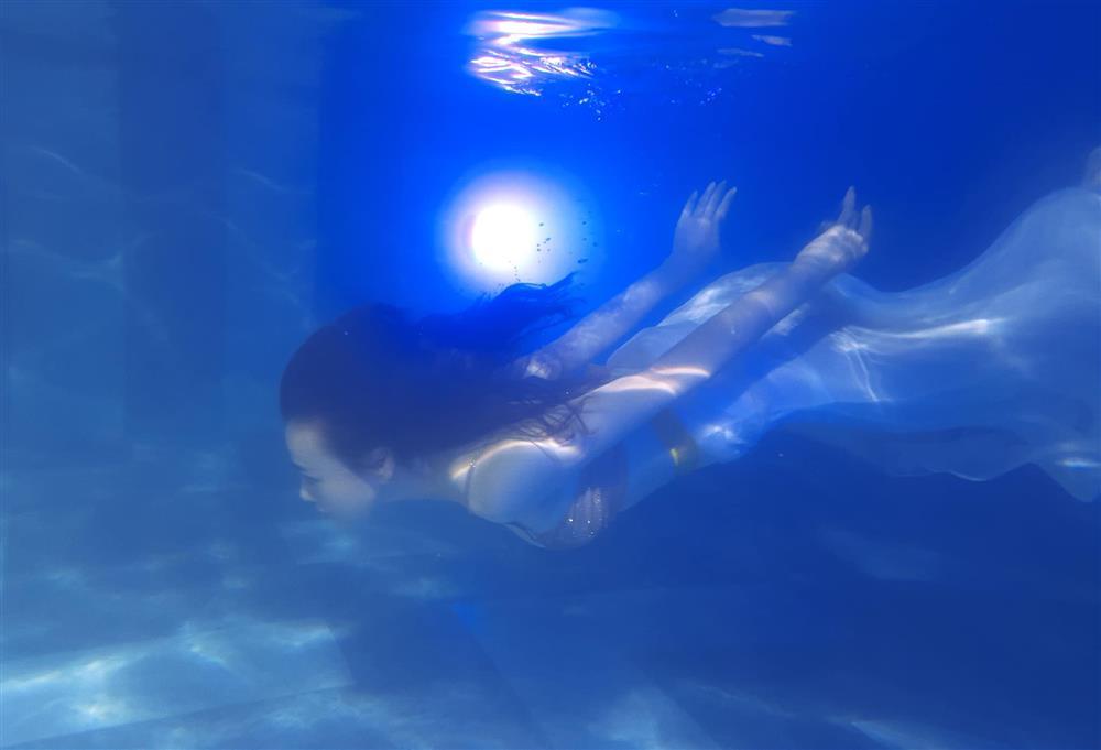 Phương Oanh đóng giả nàng tiên cá ai ngờ lại hóa khúc giò đại dương-11