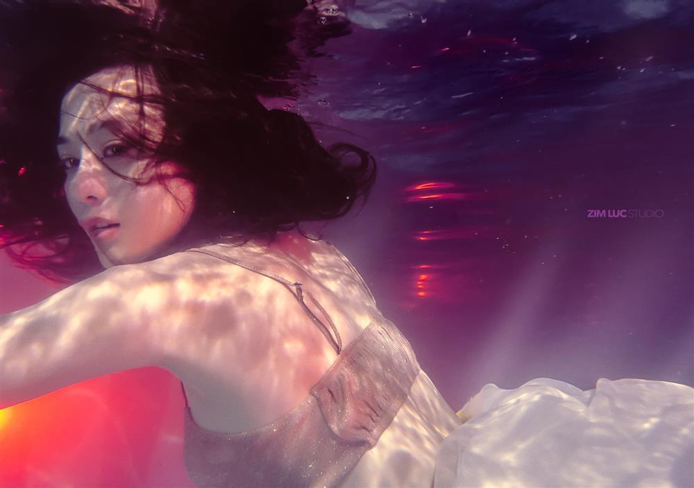 Phương Oanh đóng giả nàng tiên cá ai ngờ lại hóa khúc giò đại dương-12