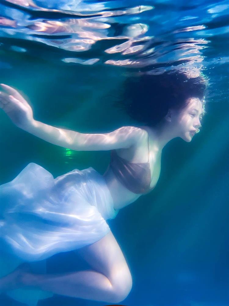 Phương Oanh đóng giả nàng tiên cá ai ngờ lại hóa khúc giò đại dương-1