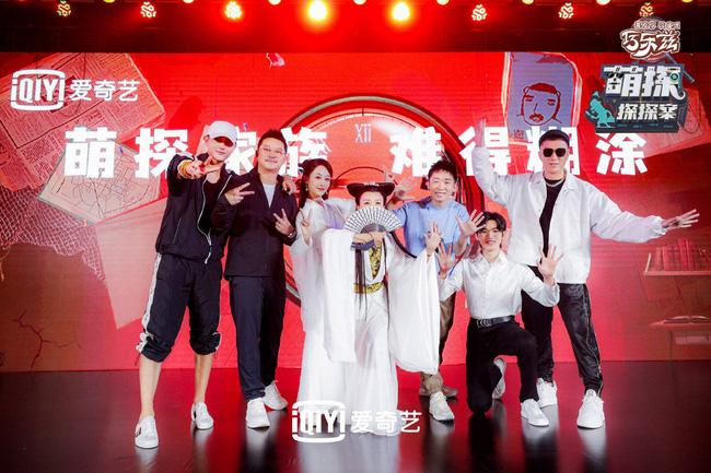 Dương Tử đi họp báo, mặc váy trắng gợi nhắc Cẩm Mịch ở Hương mật tựa khói sương, người bé xíu gây chú ý-1