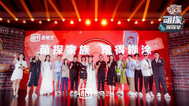 Dương Tử đi họp báo, mặc váy trắng gợi nhắc Cẩm Mịch ở Hương mật tựa khói sương, người bé xíu gây chú ý-2