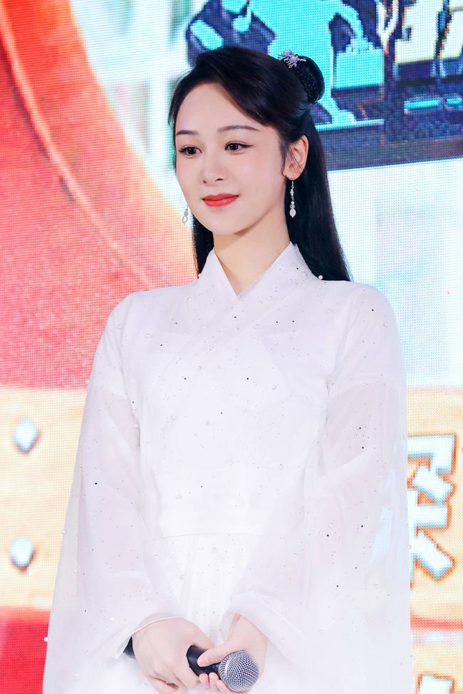 Dương Tử đi họp báo, mặc váy trắng gợi nhắc Cẩm Mịch ở Hương mật tựa khói sương, người bé xíu gây chú ý-5