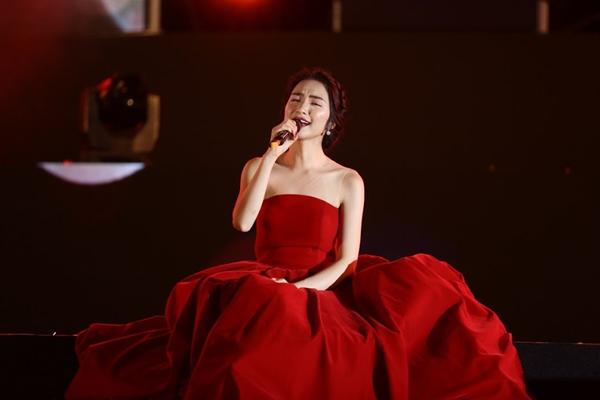 Clip: Hòa Minzy thử tiếng trên trời, dàn nhạc bắt tone dưới đất