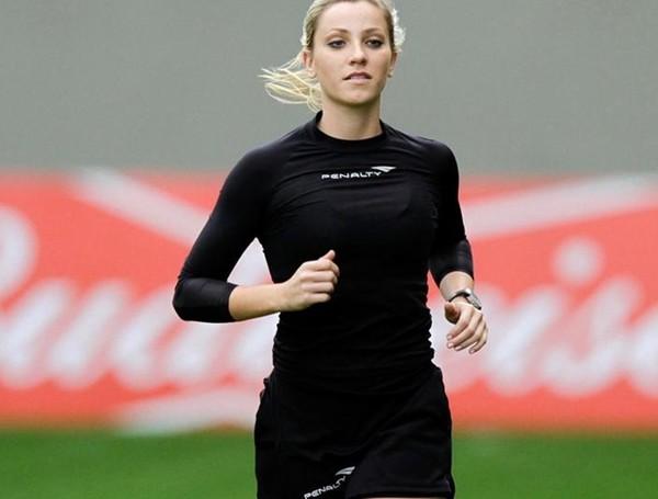 Body nghẹt thở của nữ trọng tài được đồn bắt trận Việt Nam - Malaysia-2