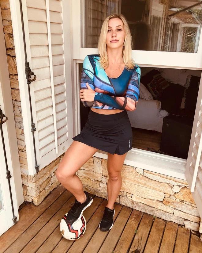 Body nghẹt thở của nữ trọng tài được đồn bắt trận Việt Nam - Malaysia-10