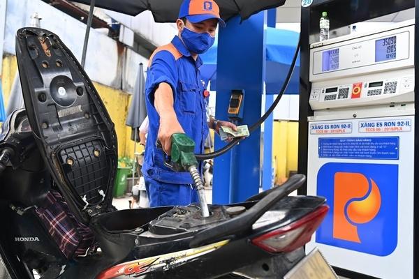 Giá xăng giảm lần đầu tiên sau 3 tháng-2