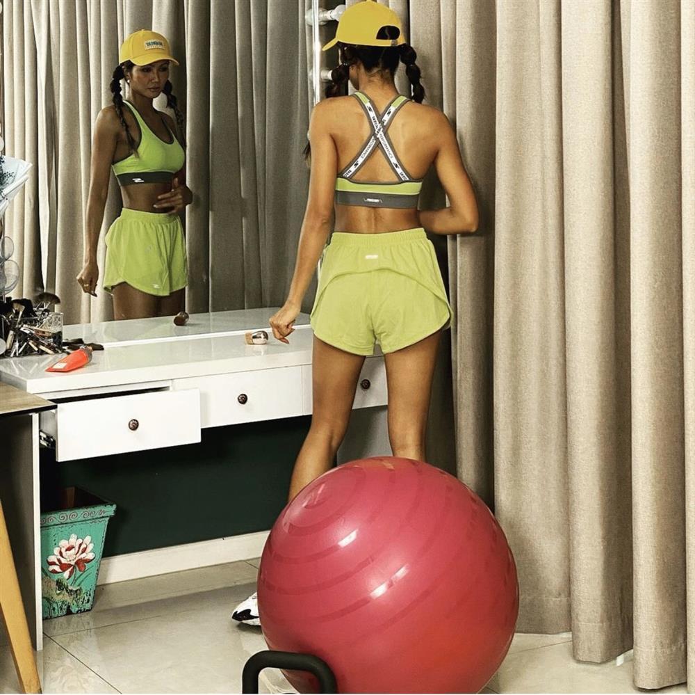 Trợ thủ giúp Hà Hồ, HHen Niê luyện yoga đốt mỡ siêu hiệu quả-1