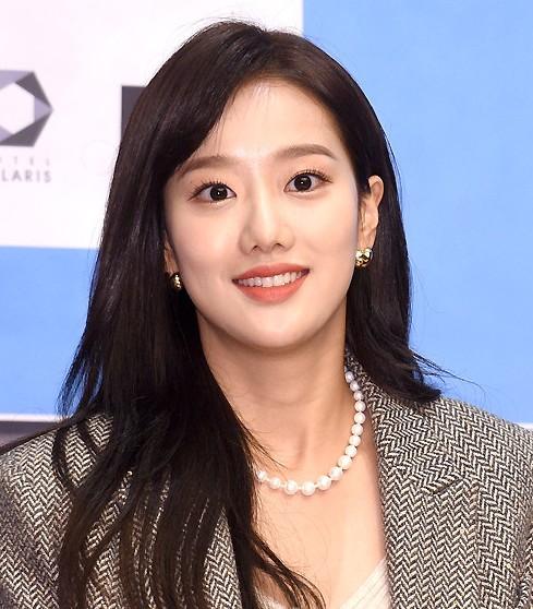 Chị ruột Naeun April định tẩy trắng cho em nhưng lại lộ bằng chứng bắt nạt-1