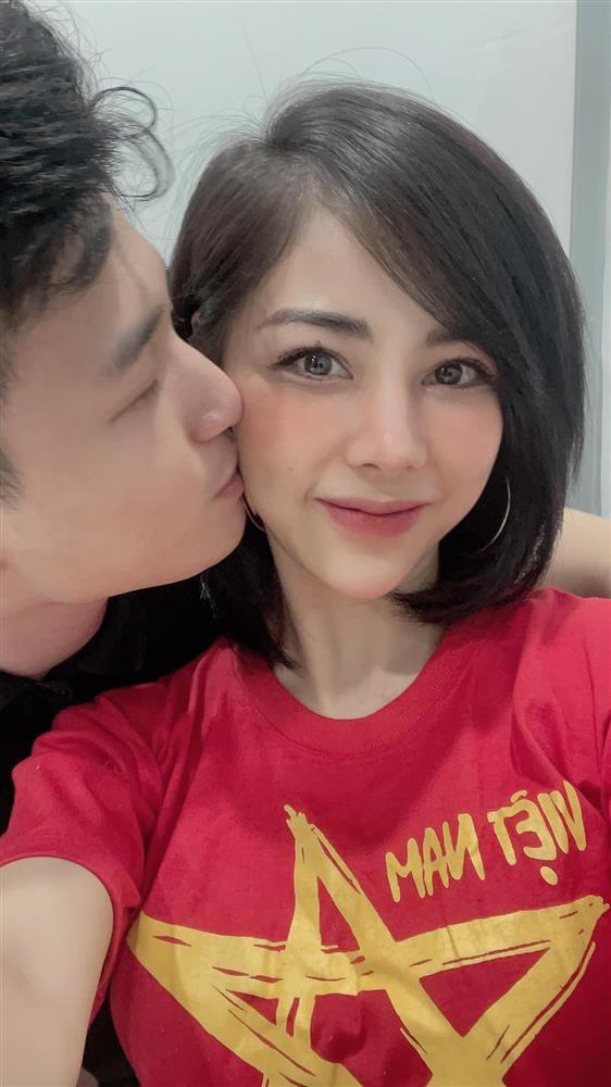 Bạn gái Huỳnh Anh đăng ảnh hôn hít cổ vũ tuyển Việt Nam-1