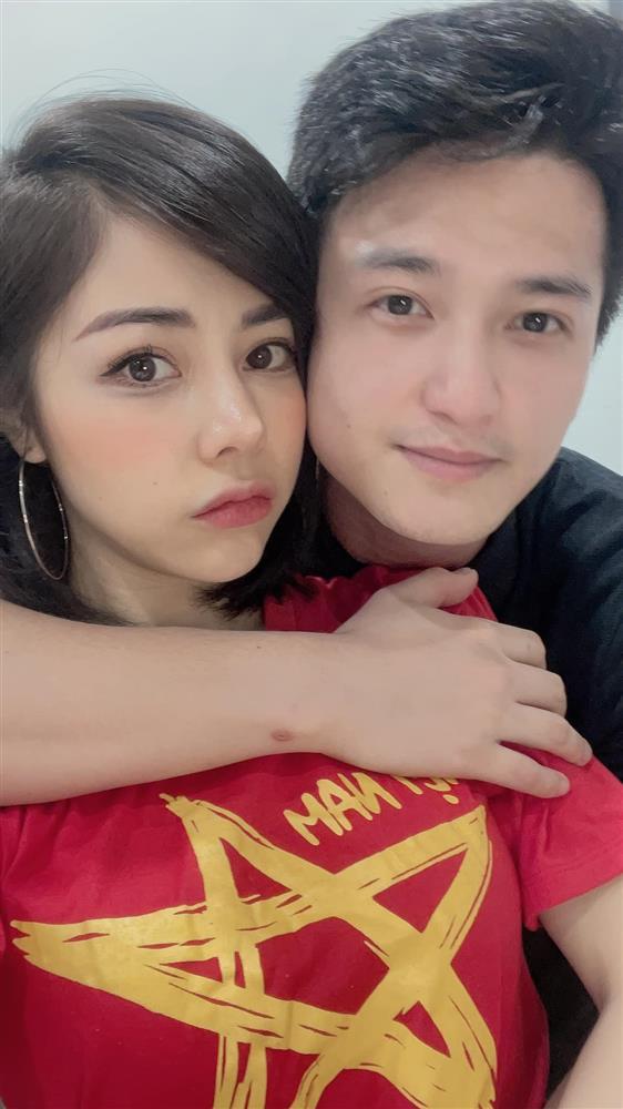 Bạn gái Huỳnh Anh đăng ảnh hôn hít cổ vũ tuyển Việt Nam-4