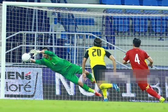 Thủ môn Tấn Trường hóa 'spider man', bay nhảy cứu thua cho tuyển Việt Nam