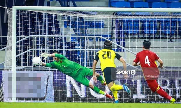 Bùi Tấn Trường - thủ môn thay Đặng Văn Lâm bảo vệ khung thành là ai?-2