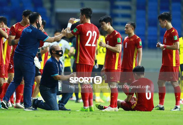 Hình ảnh không thể quên về HLV Park Hang Seo trong trận Việt Nam - Malaysia-2