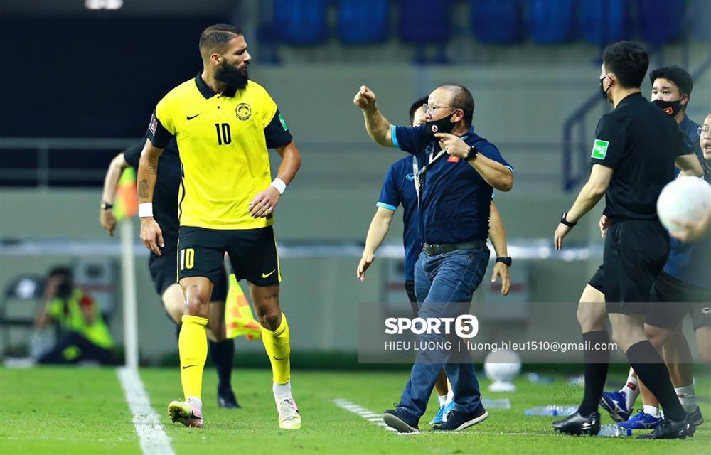 HLV Park Hang Seo bị cấm chỉ đạo trận Việt Nam - UAE ngày 15/6-1