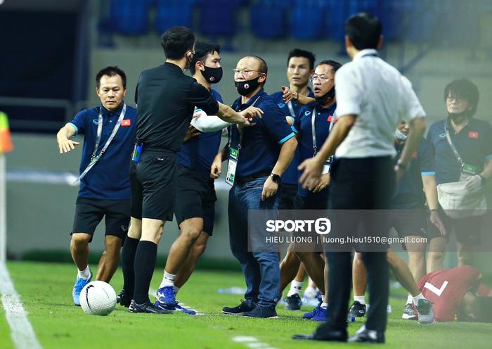 HLV Park Hang Seo bị cấm chỉ đạo trận Việt Nam - UAE ngày 15/6-2