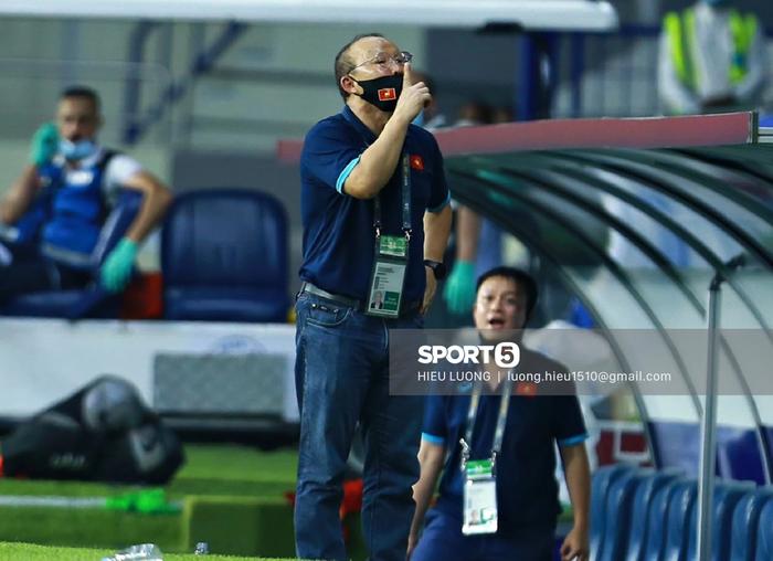 Hình ảnh không thể quên về HLV Park Hang Seo trong trận Việt Nam - Malaysia-5
