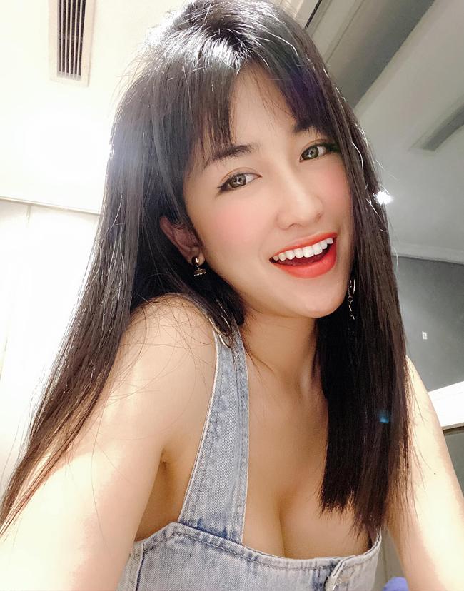 Cuộc sống dàn hotgirl gây tranh cãi vì cảnh nhạy cảm trên phim hài-18