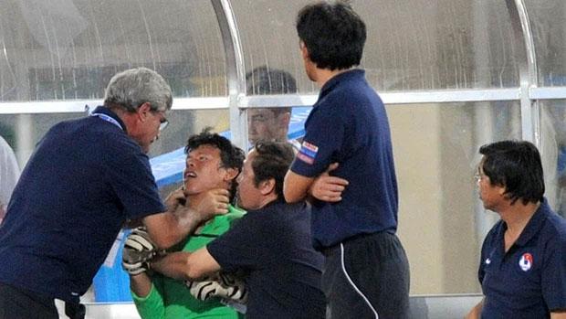 Sự thật bức ảnh Tấn Trường bị cựu HLV Calisto bóp cổ 12 năm trước-2