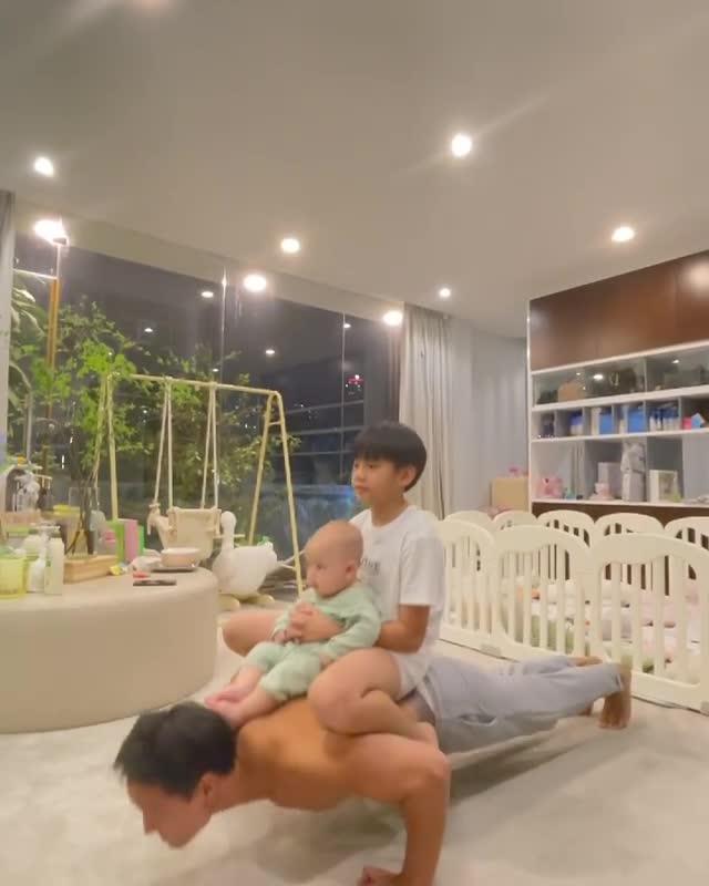 Kim Lý cõng 2 con chống đẩy, Subeo chiếm spotlight với cặp giò mẹ Hà-2