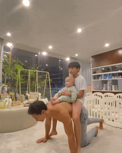 Kim Lý cõng 2 con chống đẩy, Subeo chiếm spotlight với cặp giò mẹ Hà-5