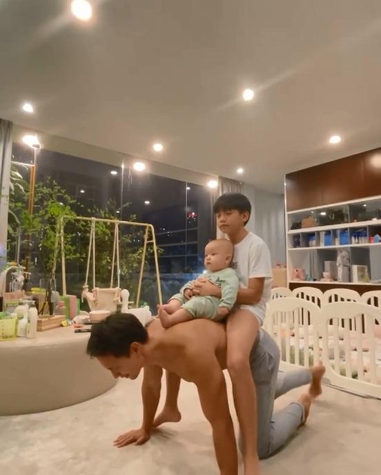 Kim Lý cõng 2 con chống đẩy, Subeo chiếm spotlight với cặp giò mẹ Hà-3