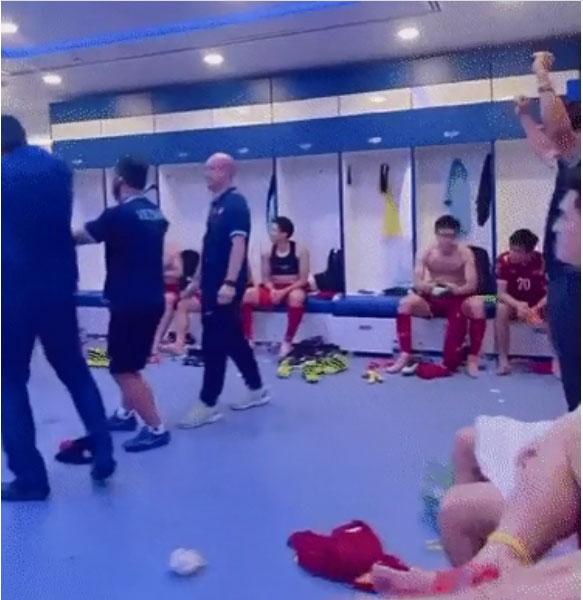 Clip: Thủ môn Tấn Trường và dàn cầu thủ, HLV hát vang bài ca chiến thắng-4