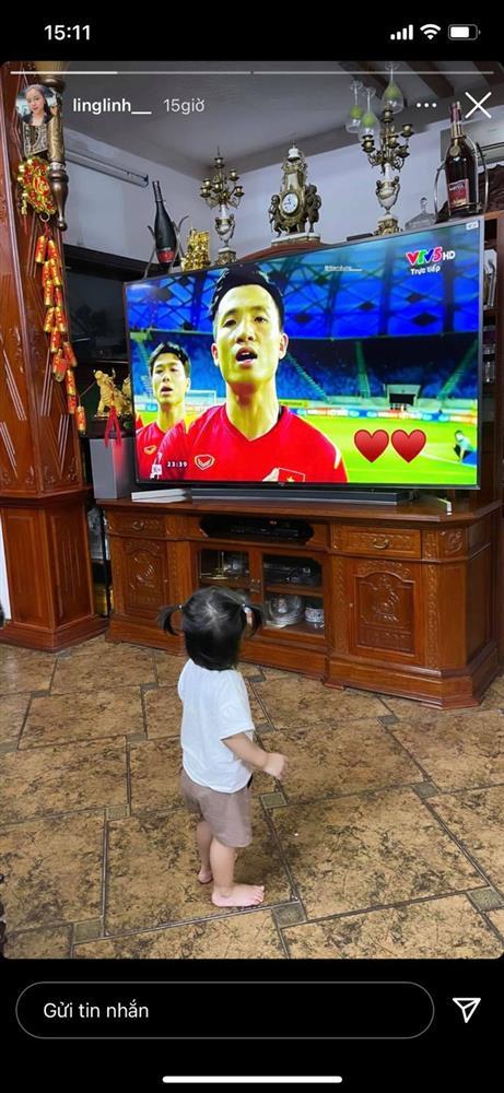 Ảnh đẹp rụng tim của con gái Bùi Tiến Dũng lúc đứng xem bố hát Quốc ca-1