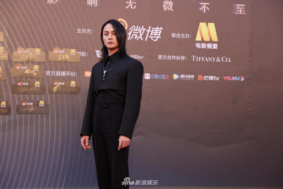 Chương Tử Di sáng rực thảm đỏ, Trương Quân Ninh phải nhận điểm trừ-11