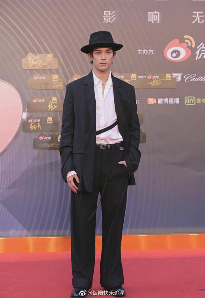 Chương Tử Di sáng rực thảm đỏ, Trương Quân Ninh phải nhận điểm trừ-15