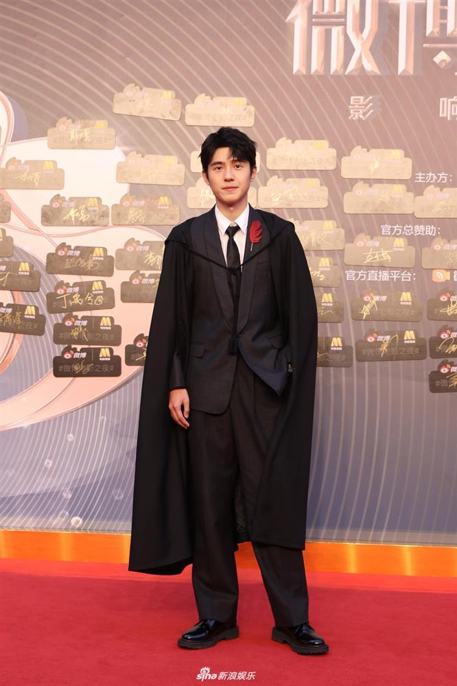 Chương Tử Di sáng rực thảm đỏ, Trương Quân Ninh phải nhận điểm trừ-4