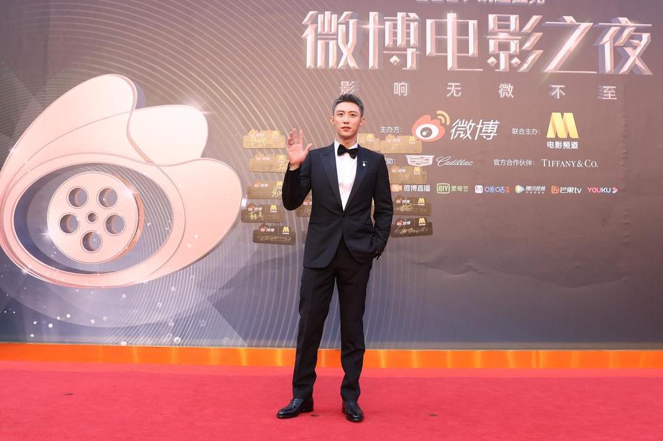 Chương Tử Di sáng rực thảm đỏ, Trương Quân Ninh phải nhận điểm trừ-8