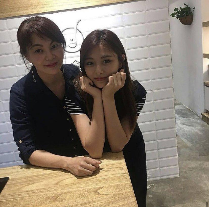 Tzuyu (Twice) đã học cách làm đẹp từ người phụ nữ này nên mới sở hữu visual đỉnh đến vậy-4