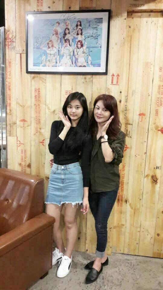 Tzuyu (Twice) đã học cách làm đẹp từ người phụ nữ này nên mới sở hữu visual đỉnh đến vậy-10