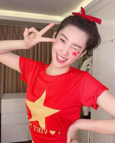 Thúy Ngân diện áo Quốc kỳ mừng tuyển Việt Nam - Kỳ Duyên ngầu đét với style golfer-1
