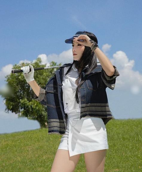Thúy Ngân diện áo Quốc kỳ mừng tuyển Việt Nam - Kỳ Duyên ngầu đét với style golfer-2