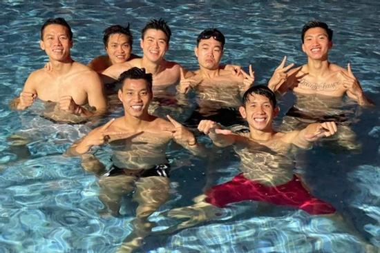 Tuyển Việt Nam cởi áo khoe body: 'Phá lưới xong phá cả tim em'