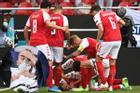 BTV Quang Minh và fans Việt sốc khi cầu thủ nổi tiếng Đan Mạch bị đột quỵ lúc thi đấu