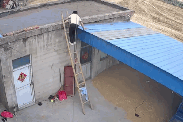 Clip: Khoảnh khắc ô tô con lấn làn, đấu đầu xe tải làm 3 người chết ở Hưng Yên-3