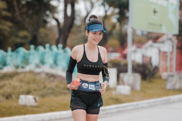 Xúc động huy chương Marathon trao trên bài vị cố Hoa hậu Thu Thủy-6