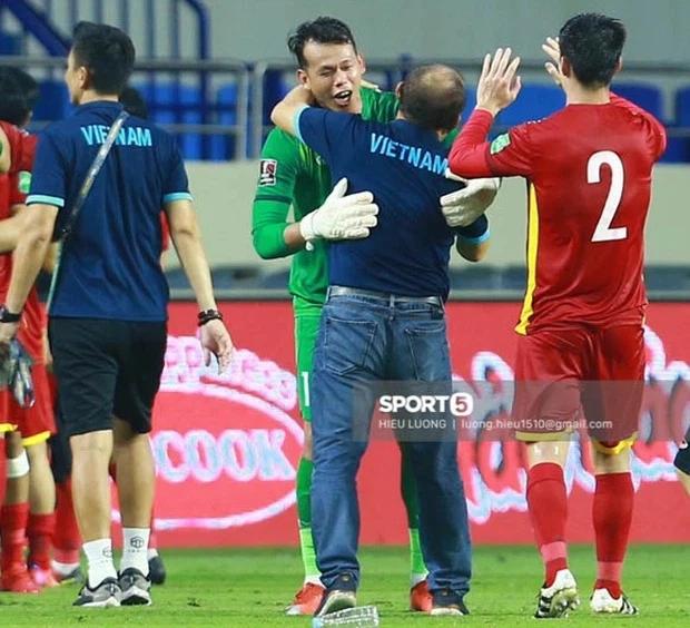 Ông chú thủ môn Tấn Trường mặn mòi thật sự, dám trêu cả phóng viên VTV lúc đang ghi hình-1